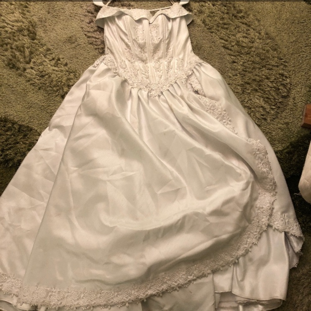 👰🏽🎊White wedding dress with flowers🎊